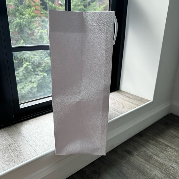 Dior White Shopping Bag with Gold Logo - Picture 4 of 11